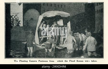 Troupe di telecamere tra cui FRITZ LANG a sinistra sul ponte galleggiante per le riprese di scene di inondazione dalla pagina del programma britannico di distribuzione originale per METROPOLIS 1927 regista FRITZ LANG romanzo e sceneggiatura Thea von Harbou Universum Film (UFA) Foto Stock