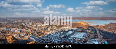 Vista aerea del Botswana, capitale di gaborone, del quartiere industriale e residenziale della diga di gaborone nel tardo pomeriggio, alta quota Foto Stock