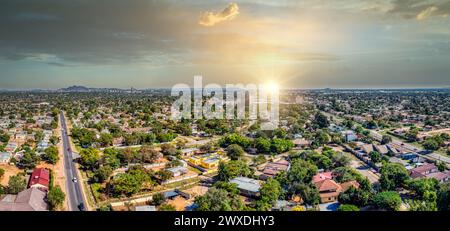 Vista aerea del Botswana, capitale di gaborone al tramonto, quartiere residenziale nel tardo pomeriggio, alta quota Foto Stock