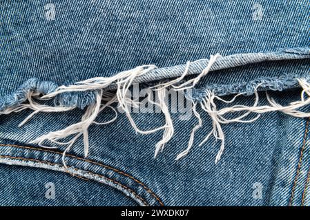 Texture di jeans strappati. Sfondo denim Foto Stock