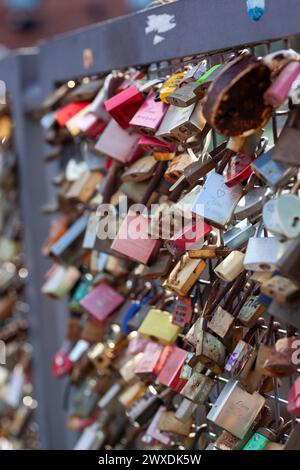 Love Lock Bridge a Katajanokka con molte chiuse. Coppie che mettono serrature sui ponti. Ponte pieno di chiuse. Foto verticali. Foto Stock