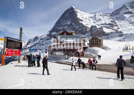 25 marzo 2024, Kleine Scheidegg, Grindelwald (Svizzera): Molti sciatori e turisti godono del clima invernale soleggiato. La famosa Eiger North Face in t Foto Stock