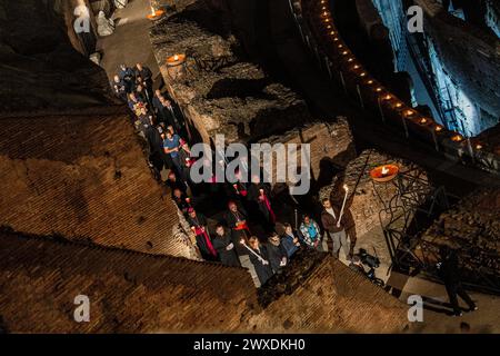 Roma, Italia. 29 marzo 2024. La processione di via Crucis marcia all'interno dell'antico Colosseo il venerdì Santo. I cristiani di tutto il mondo celebrano la settimana Santa, commemorando la crocifissione di Gesù Cristo, portando alla sua risurrezione a Pasqua credito: SOPA Images Limited/Alamy Live News Foto Stock