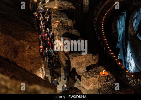 Roma, Italia. 29 marzo 2024. La processione di via Crucis marcia all'interno dell'antico Colosseo il venerdì Santo. I cristiani di tutto il mondo celebrano la settimana Santa, commemorando la crocifissione di Gesù Cristo, portando alla sua risurrezione a Pasqua credito: SOPA Images Limited/Alamy Live News Foto Stock