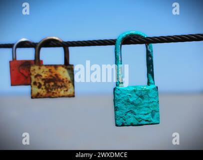 Lucchetti, a volte incisi con i nomi o le iniziali delle coppie colpite dall'amore, che rappresentano l'amore eterno Foto Stock