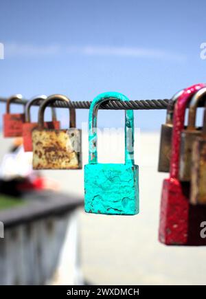 Lucchetti, a volte incisi con i nomi o le iniziali delle coppie colpite dall'amore, che rappresentano l'amore eterno Foto Stock