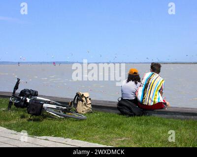 I turisti a Neusiedler SEE, la destinazione preferita per le attività ricreative in Austria Foto Stock