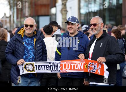 I tifosi arrivano a terra prima della partita di Premier League allo stadio Tottenham Hotspur di Londra. Data foto: Sabato 30 marzo 2024. Foto Stock