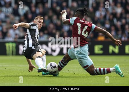 Newcastle, Regno Unito. 30 marzo 2024. Tino Livramento del Newcastle United e Mohammed Kudus del West Ham United combattono per il pallone durante la partita di Premier League Newcastle United vs West Ham United al St. James's Park, Newcastle, Regno Unito, 30 marzo 2024 (foto di Mark Cosgrove/News Images) a Newcastle, Regno Unito il 30/3/2024. (Foto di Mark Cosgrove/News Images/Sipa USA) credito: SIPA USA/Alamy Live News Foto Stock