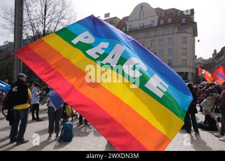 Lipsia, Germania. 30 marzo 2024. Una bandiera colorata con la parola "Pace" si tiene in una manifestazione. Diverse centinaia di persone hanno partecipato a una marcia pasquale con il motto "Lipsia vuole la pace”. Crediti: Sebastian Willnow/dpa/Alamy Live News Foto Stock