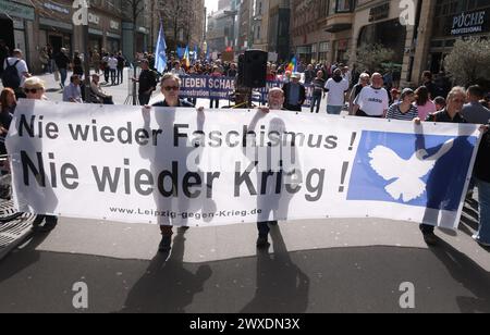 Lipsia, Germania. 30 marzo 2024. Uno striscione con lo slogan 'mai più fascismo! Mai più guerra!" si tiene durante una dimostrazione. Diverse centinaia di persone hanno partecipato a una marcia pasquale con lo slogan "Lipsia vuole la pace”. Crediti: Sebastian Willnow/dpa/Alamy Live News Foto Stock