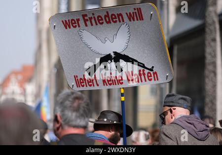 Lipsia, Germania. 30 marzo 2024. Un segno con lo slogan "coloro che vogliono la pace non forniscono armi” è tenuto in una manifestazione. Diverse centinaia di persone hanno partecipato a una marcia pasquale con lo slogan "Lipsia vuole la pace”. Crediti: Sebastian Willnow/dpa/Alamy Live News Foto Stock