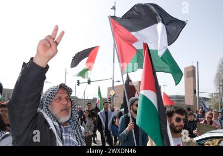 Lipsia, Germania. 30 marzo 2024. Gli attivisti pro-palestinesi partecipano a una manifestazione. Diverse centinaia di persone hanno partecipato a una marcia pasquale con lo slogan "Lipsia vuole la pace”. Crediti: Sebastian Willnow/dpa/Alamy Live News Foto Stock