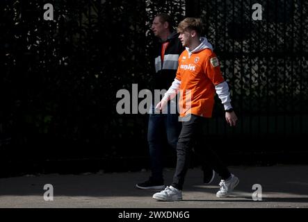 I tifosi arrivano a terra prima della partita di Premier League allo stadio Tottenham Hotspur di Londra. Data foto: Sabato 30 marzo 2024. Foto Stock