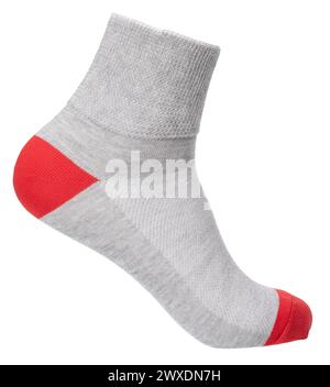 Calza sportiva grigia con tacco rosso e punta sul manichino del piede isolato su sfondo bianco Foto Stock