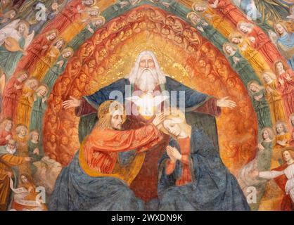 MILANO, ITALIA - 8 MARZO 2024: La parte centrale dell'affresco dell'Incoronazione della Vergine Maria nell'abside della Basilica di San Simpliciano Foto Stock