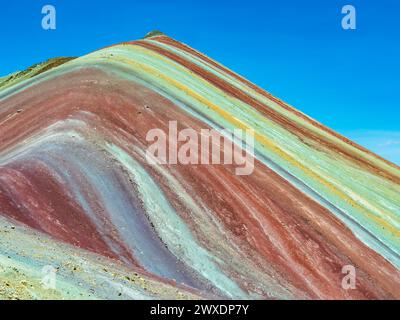 Gli splendidi colori di Vinicunca, la maestosa montagna arcobaleno situata nella regione di Cusco, Perù Foto Stock