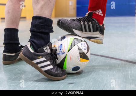 Fußball in Deutschland Göttingen, Deutschland - 26. März 2024: Zwei Senioren tragen Fußballschuhe der Marke adidas und spielen Fußball mit einem offiziellen Spielball für die Euro 2024 in Deutschland mit dem Aufdruck adidas EURO24 Fußballliebe Pro. Niedersachsen Foto Stock