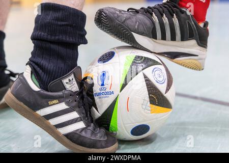 Fußball in Deutschland Göttingen, Deutschland - 26. März 2024: Zwei Senioren tragen Fußballschuhe der Marke adidas und spielen Fußball mit einem offiziellen Spielball für die Euro 2024 in Deutschland mit dem Aufdruck adidas EURO24 Fußballliebe Pro. Niedersachsen Foto Stock