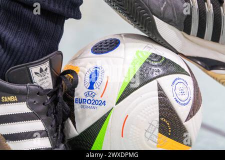 Fußball in Deutschland Göttingen, Deutschland - 26. März 2024: Zwei Senioren tragen Fußballschuhe der Marke adidas und spielen Fußball mit einem offiziellen Spielball für die Euro 2024 in Deutschland mit dem Aufdruck adidas EURO24 Fußballliebe Pro. Niedersachsen Foto Stock