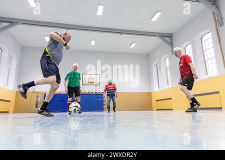 Fußball in Deutschland Göttingen, Deutschland - 26. März 2024: Senioren spielen Fußball mit einem offiziellen Spielball für die Euro 2024 in Deutschland mit dem Aufdruck adidas EURO24 Fußballliebe Pro. Niedersachsen Foto Stock