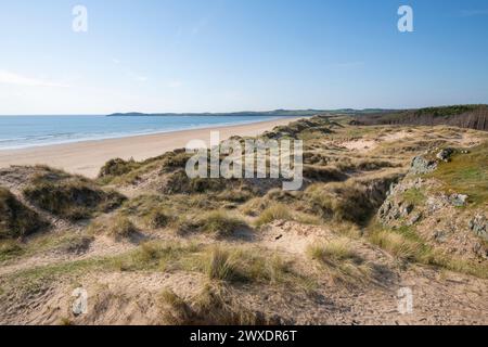 Spiaggia di Traeth Penrhos e dune di sabbia vicino a Newborough, Anglesey, Galles del Nord. Foto Stock