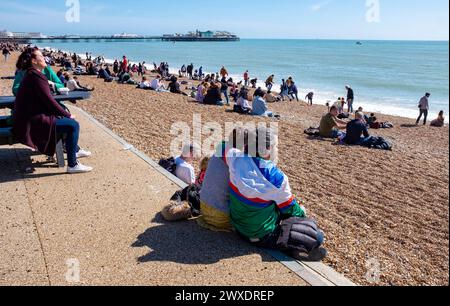 Brighton Regno Unito 30 marzo 2024 - i visitatori godono di una bella e calda giornata di sole sulla spiaggia e sul lungomare di Brighton con più previsioni di sole per la domenica di Pasqua domani : Credit Simon Dack / Alamy Live News Foto Stock