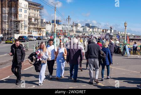 Brighton Regno Unito 30 marzo 2024 - i visitatori godono di una bella e calda giornata di sole sulla spiaggia e sul lungomare di Brighton con più previsioni di sole per la domenica di Pasqua domani : Credit Simon Dack / Alamy Live News Foto Stock