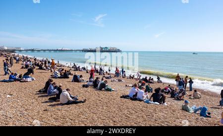 Brighton Regno Unito 30 marzo 2024 - i visitatori godono di una bella e calda giornata di sole sulla spiaggia e sul lungomare di Brighton con più previsioni di sole per la domenica di Pasqua domani : Credit Simon Dack / Alamy Live News Foto Stock