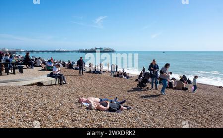 Brighton Regno Unito 30 marzo 2024 - i visitatori godono di una bella e calda giornata di sole sulla spiaggia e sul lungomare di Brighton con più previsioni di sole per la domenica di Pasqua domani : Credit Simon Dack / Alamy Live News Foto Stock