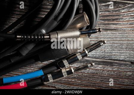 connettori maschio per cavo audio xlr trs su sfondo in legno Foto Stock