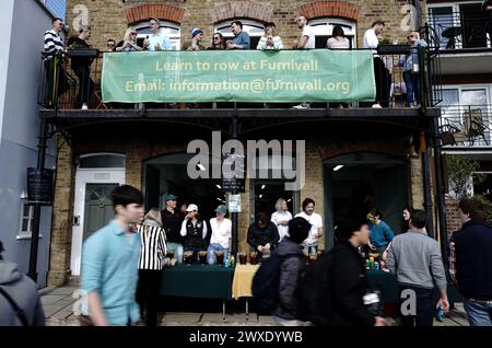 Il Furnivall Sailing Club vende brocche di Pimm agli spettatori prima della Gemini Boat Race 2024 sul Tamigi, Londra. Data foto: Sabato 30 marzo 2024. Foto Stock