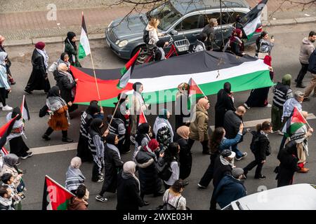 Demo zur Solidarität mit Palästina vom Oranienplatz bis Sonnenallee, Berlin-Neukölln Demo zur Solidarität mit Palästina vom Oranienplatz bis Sonnenallee, Berlin-Neukölln *** Demo in solidarietà con la Palestina da Oranienplatz a Sonnenallee, Berlino Neukölln Demo in solidarietà con la Palestina da Oranienplatz a Sonnenallee, Berlino Neukölln Foto Stock