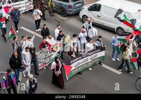 Demo zur Solidarität mit Palästina vom Oranienplatz bis Sonnenallee, Berlin-Neukölln Demo zur Solidarität mit Palästina vom Oranienplatz bis Sonnenallee, Berlin-Neukölln *** Demo in solidarietà con la Palestina da Oranienplatz a Sonnenallee, Berlino Neukölln Demo in solidarietà con la Palestina da Oranienplatz a Sonnenallee, Berlino Neukölln Foto Stock