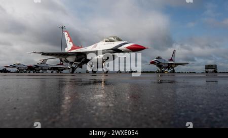 F-16C Fighting Falcons assegnato allo United States Air Force Air Demonstration Squadron "Thunderbirds" taxi sulla flightline a MacDill AFB Foto Stock