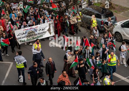 Demo zur Solidarität mit Palästina vom Oranienplatz bis Sonnenallee, Berlin-Neukölln Demo zur Solidarität mit Palästina vom Oranienplatz bis Sonnenallee, Berlin-Neukölln *** Demo in solidarietà con la Palestina da Oranienplatz a Sonnenallee, Berlino Neukölln Demo in solidarietà con la Palestina da Oranienplatz a Sonnenallee, Berlino Neukölln Foto Stock