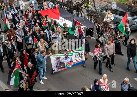 Demo zur Solidarität mit Palästina vom Oranienplatz bis Sonnenallee, Berlin-Neukölln Demo zur Solidarität mit Palästina vom Oranienplatz bis Sonnenallee, Berlin-Neukölln *** Demo in solidarietà con la Palestina da Oranienplatz a Sonnenallee, Berlino Neukölln Demo in solidarietà con la Palestina da Oranienplatz a Sonnenallee, Berlino Neukölln Foto Stock