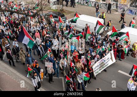 Demo zur Solidarität mit Palästina vom Oranienplatz bis Sonnenallee, Berlin-Neukölln Demo zur Solidarität mit Palästina vom Oranienplatz bis Sonnenallee, Berlin-Neukölln *** Demo in solidarietà con la Palestina da Oranienplatz a Sonnenallee, Berlino Neukölln Demo in solidarietà con la Palestina da Oranienplatz a Sonnenallee, Berlino Neukölln Foto Stock