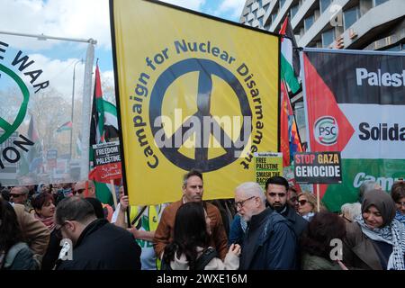 Londra, Regno Unito. 30 marzo 2024. In segno di solidarietà per la causa palestinese, il SWP, il PSC e i loro discendenti organizzano una marcia nazionale per la Palestina, chiedendo un cessate il fuoco permanente. La marcia, che inizia a Russell Square, culmina in un raduno a Trafalgar Square. Crediti: Joao Daniel Pereira/Alamy Live News Foto Stock