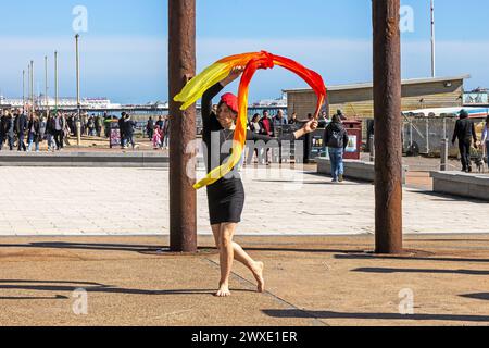 Brighton Beach, City of Brighton & Hove, East Sussex, Regno Unito. Hayley D Pearce porta quell'atmosfera del sabato di Pasqua in una trafficata Brighton Beach. 30 marzo 2024. David Smith/Alamy Live News Foto Stock