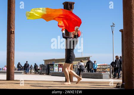 Brighton Beach, City of Brighton & Hove, East Sussex, Regno Unito. Hayley D Pearce porta quell'atmosfera del sabato di Pasqua in una trafficata Brighton Beach. 30 marzo 2024. David Smith/Alamy Live News Foto Stock