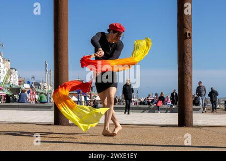 Brighton Beach, City of Brighton & Hove, East Sussex, Regno Unito. Hayley D Pearce porta quell'atmosfera del sabato di Pasqua in una trafficata Brighton Beach. 30 marzo 2024. David Smith/Alamy Live News Foto Stock