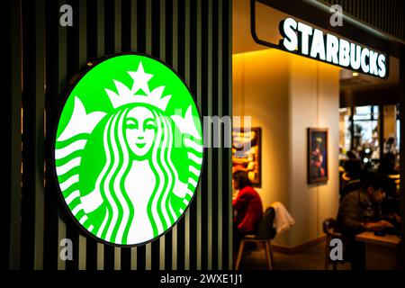 La gente sta cenando all'interno della caffetteria Starbucks in Giappone Foto Stock