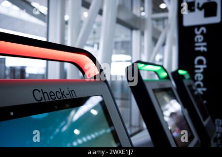Stazione di check-in self-service all'aeroporto Foto Stock