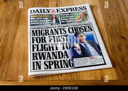 19 marzo 2024. Il titolo del Daily Express legge i migranti scelti per il primo volo in Ruanda in primavera. Foto Stock