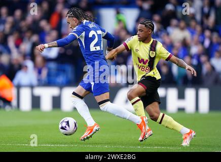 Malo gusto del Chelsea e Wilson Odobert del Burnley in azione durante la partita di Premier League allo Stamford Bridge di Londra. Data foto: Sabato 30 marzo 2024. Foto Stock