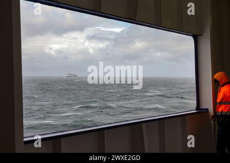 Un traghetto in rotta da Wellington sull'Isola del Nord attraversa uno stretto di Cook verso Picton, all'estremità nord dell'Isola del Sud della nuova Zelanda. Foto Stock