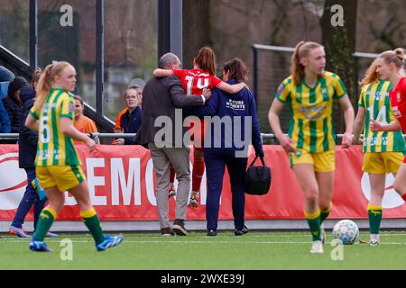 Stadsnaam, Paesi Bassi. 30 marzo 2024. STADSNAAM, PAESI BASSI - MARZO 30: Infortunio per Liz Rijsbergen del FC Twente durante l'Azerion Eredivisie match olandese tra FC Twente e ADO Den Haag a Stadionnaam il 30 marzo 2024 a Stadsnaam, Paesi Bassi. (Foto di Albert Ten Hove/Orange Pictures) credito: Orange Pics BV/Alamy Live News Foto Stock