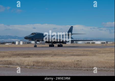 Un B-1B Lancer assegnato alla Dyess Air Force base parte dopo il rifornimento di carburante ai box caldi presso la Buckley Space Force base, Colorado, 14 febbraio 2024 Foto Stock