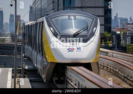 Primo piano della monorotaia della linea gialla che arriva al binario della stazione di Lat Phrao, a Bangkok. La monorotaia prodotta dalla multinazionale francese Alstom, di proprietà della Metropolitan Rapid Transit Authority (MRTA) in Thailandia, ha ripreso i servizi della linea gialla dopo che alcune parti sono cadute dall'IT, danneggiando i veicoli ma non causando lesioni. L'incidente è avvenuto due mesi fa, quando una ruota di gomma di un treno della linea gialla è caduta e ha colpito un taxi sulla strada sottostante. Foto Stock